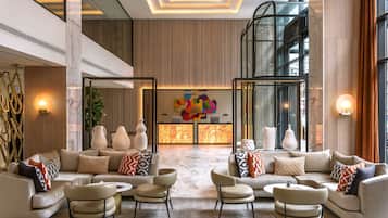 2 quầy bar/khu lounge, lounge tại sảnh, bar ở tầng thượng