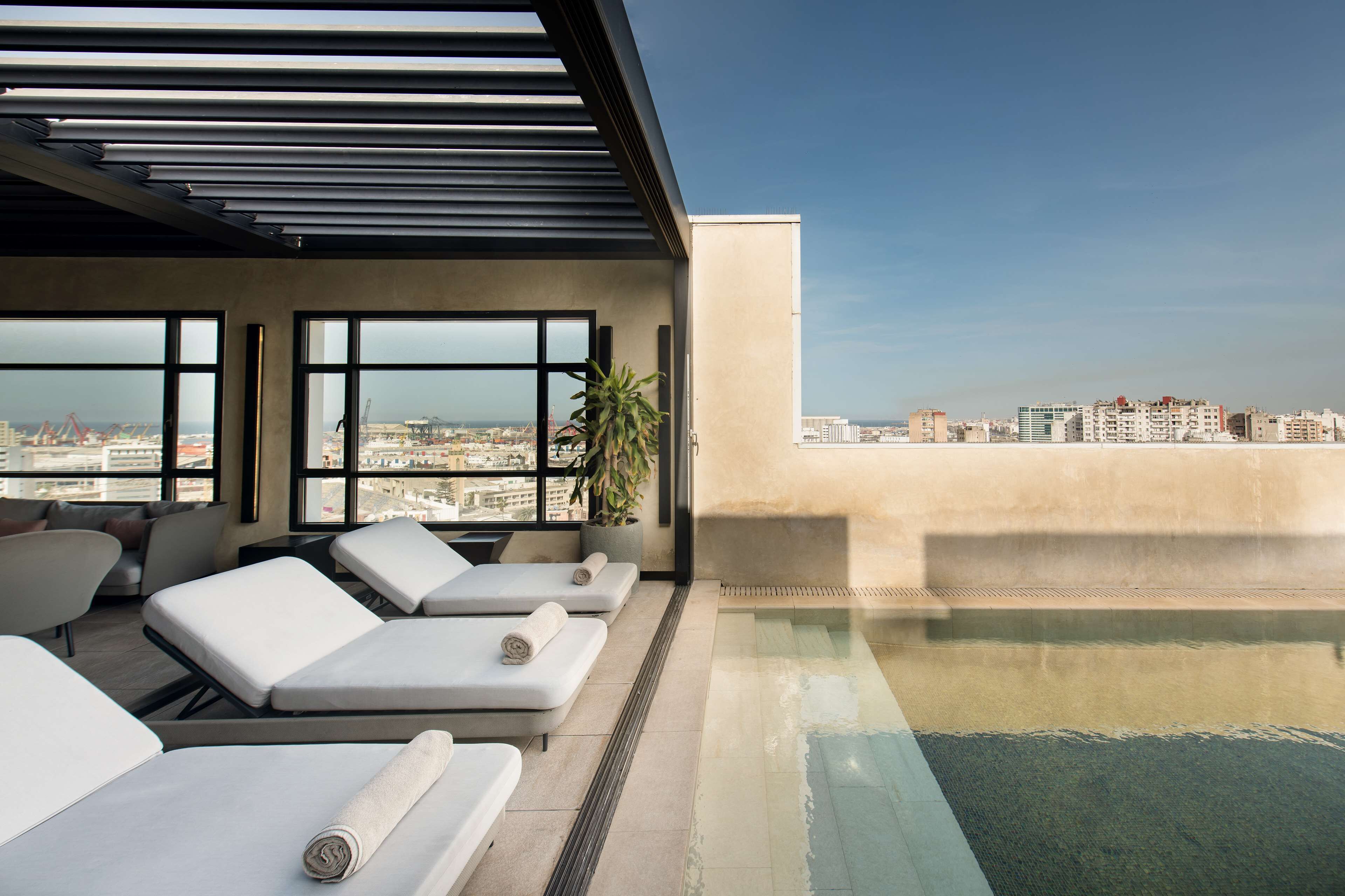 2 bars/lounges, lobby lounge, rooftop bar