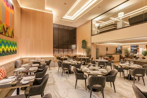 2 Restaurants, Frühstück, Mittagessen, Abendessen, asiatische Küche