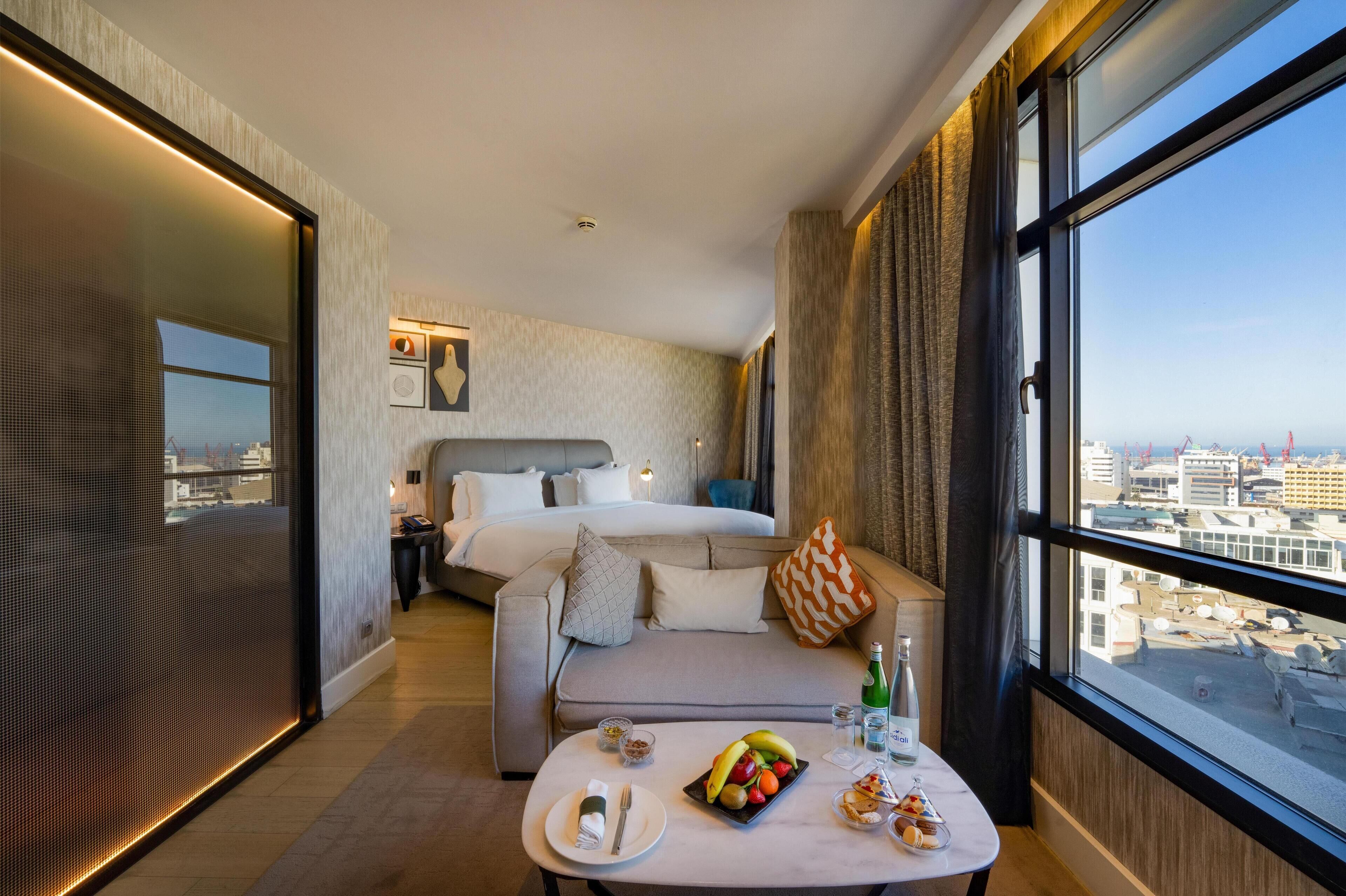 高級寝具、羽毛の掛け布団、低反発ベッド、ミニバー