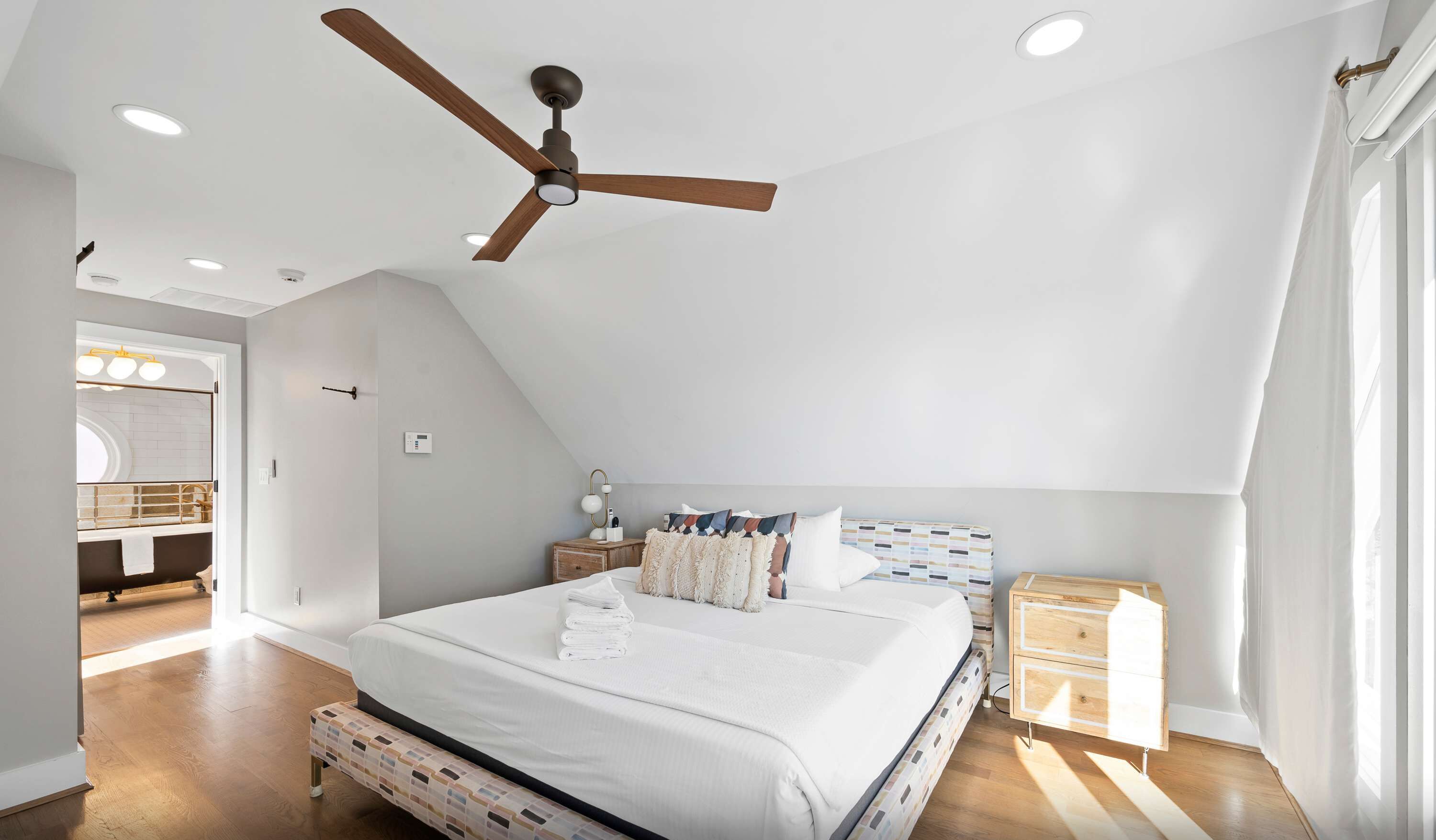 1 habitación, escritorio, tabla de planchar con plancha y wifi 