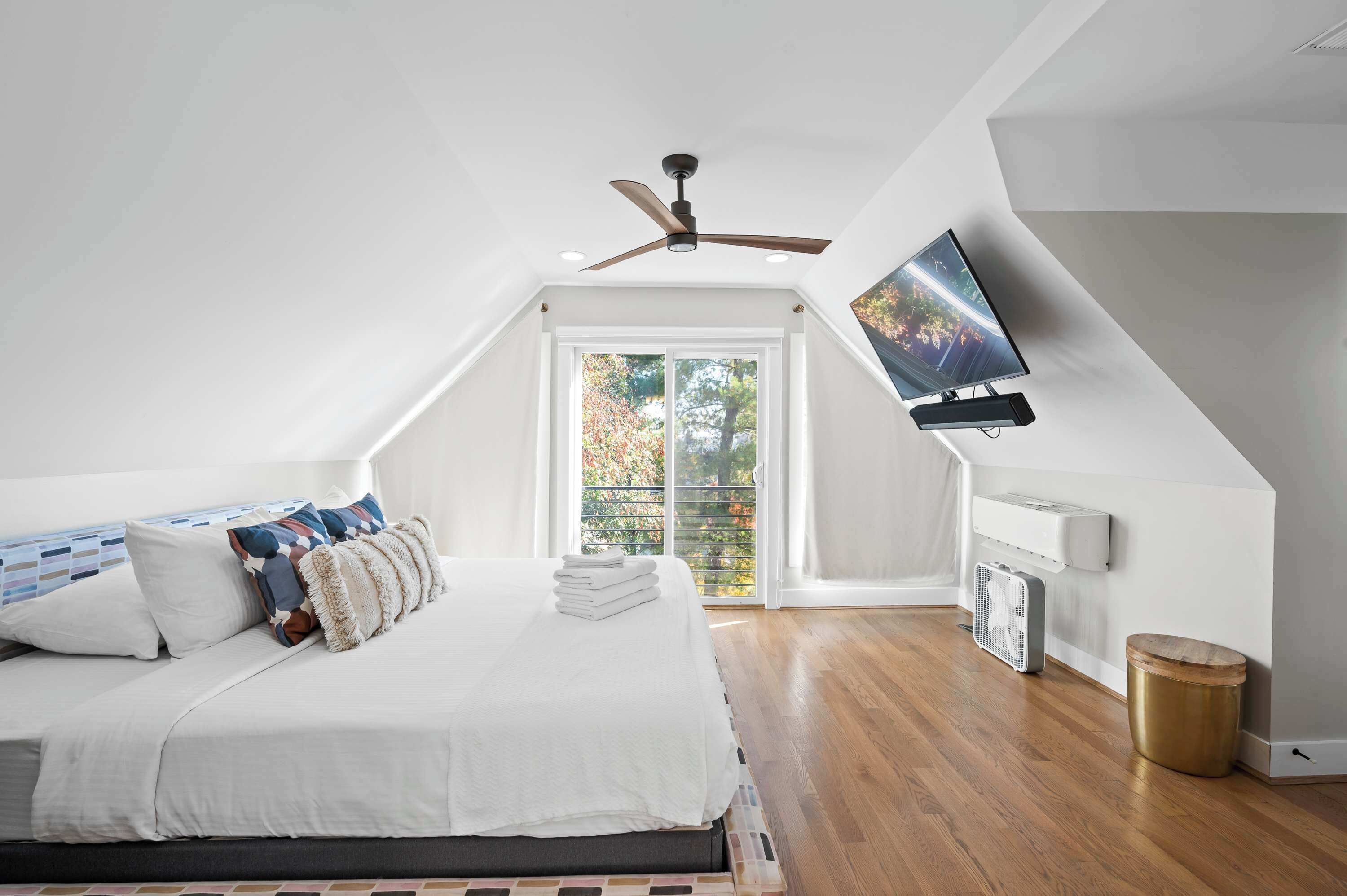 1 makuuhuone, työpöyt ä, silitysrauta/-lauta, Wi-Fi