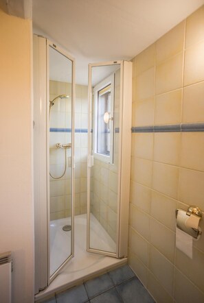 Dusche, Haartrockner, Handtücher, Toilettenpapier