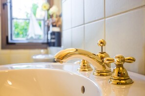 Shower, hair dryer, towels, toilet paper - Ferienhaus Prinzessinnenturm (Blankenburg)