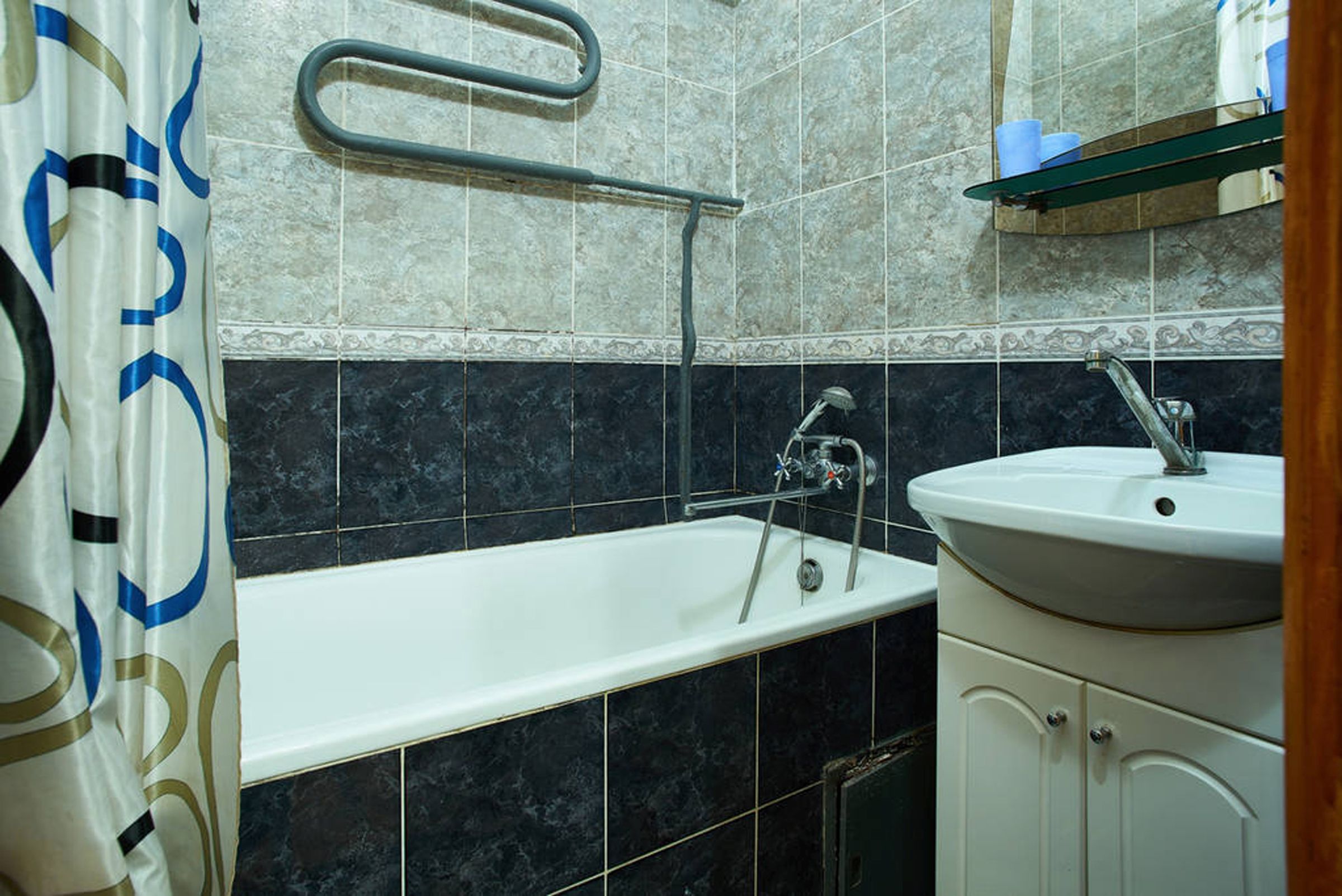Apartment | Bathroom | Bathtub, hair dryer, towels, soap