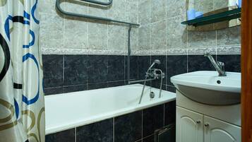 Apartment | Bathroom | Bathtub, hair dryer, towels, soap