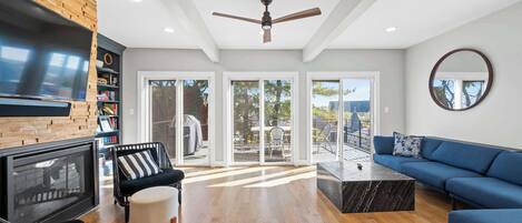 Televisión, chimenea, reproductor de DVD, oficina