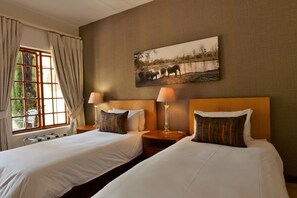 Premium bedding, in-room safe, desk, laptop workspace - Highgrove Guesthouse (Sandton)