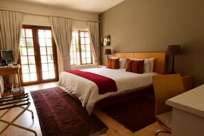 Kamar Double atau Twin | Seprai premium, brankas, meja kerja, dan ruang kerja ramah laptop