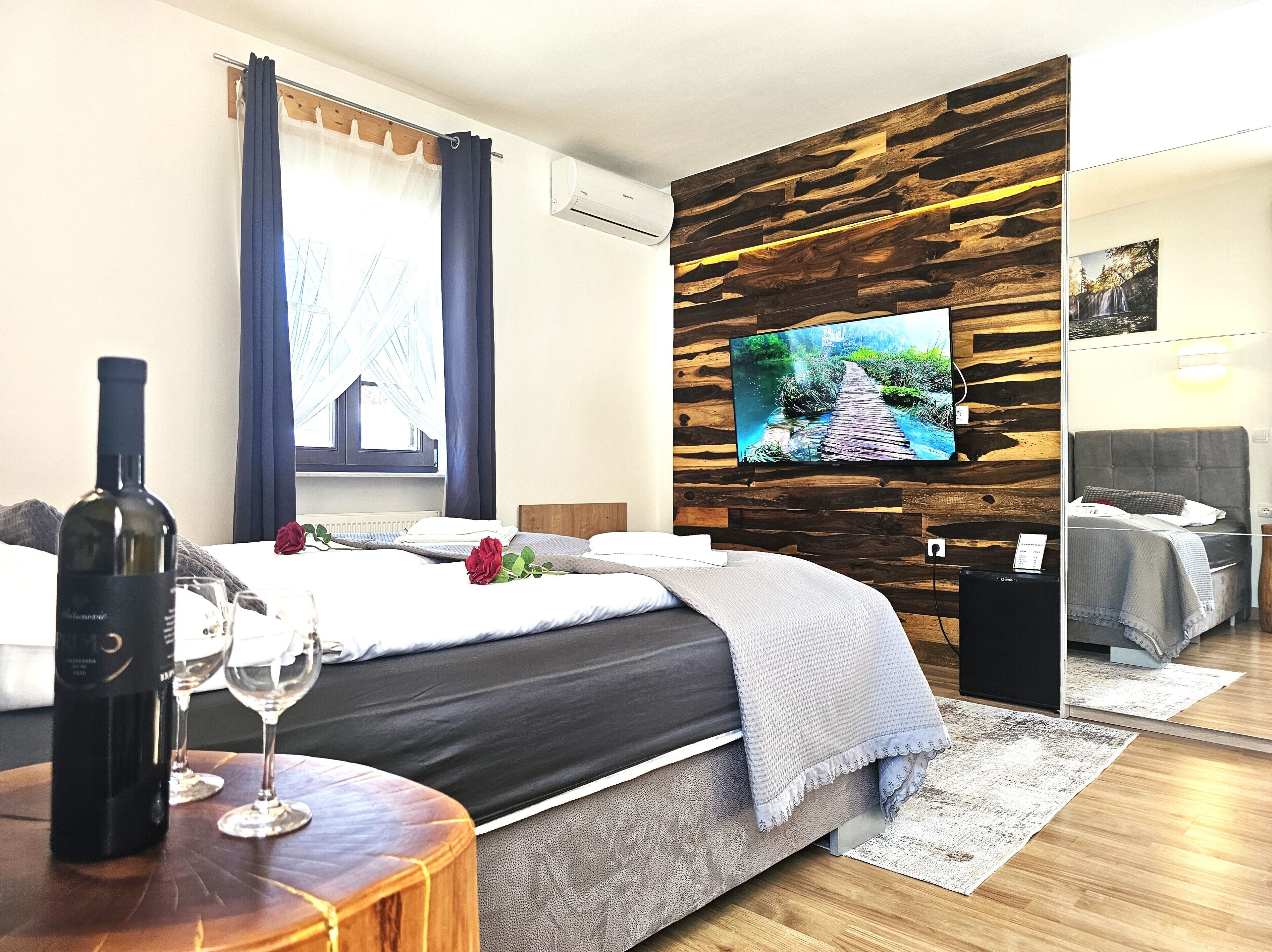 Minibar, in-room safe, desk, laptop workspace