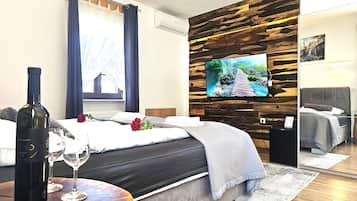 Minibar, caja de seguridad en la habitación y escritorio