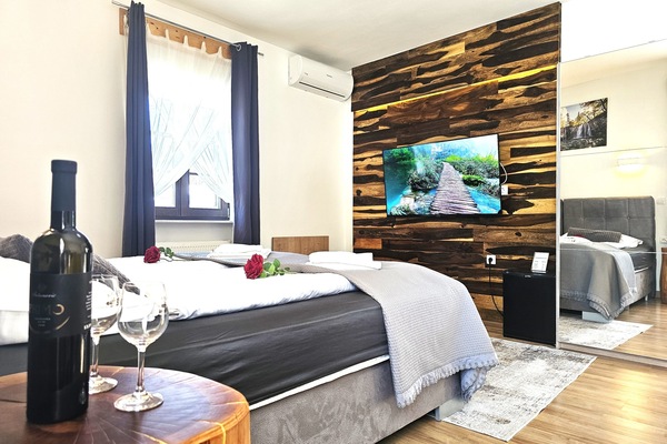 Deluxe Twin Room | Minibar, in-room safe, desk, laptop workspace