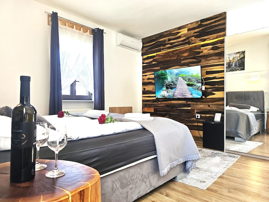 Tvåbäddsrum Deluxe | Minibar, värdeförvaringsskåp på rummet och skrivbord