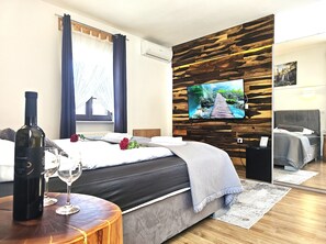 Tvåbäddsrum Deluxe | Minibar, värdeförvaringsskåp på rummet och skrivbord