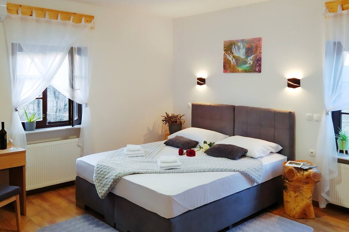 Deluxe Twin Room | Minibar, in-room safe, desk, laptop workspace