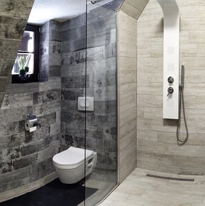 Deluxe Double Room | Bathroom | Shower, hydromassage showerhead, hair dryer, towels - Plitvice Streaming (Plitvicka Jezera)
