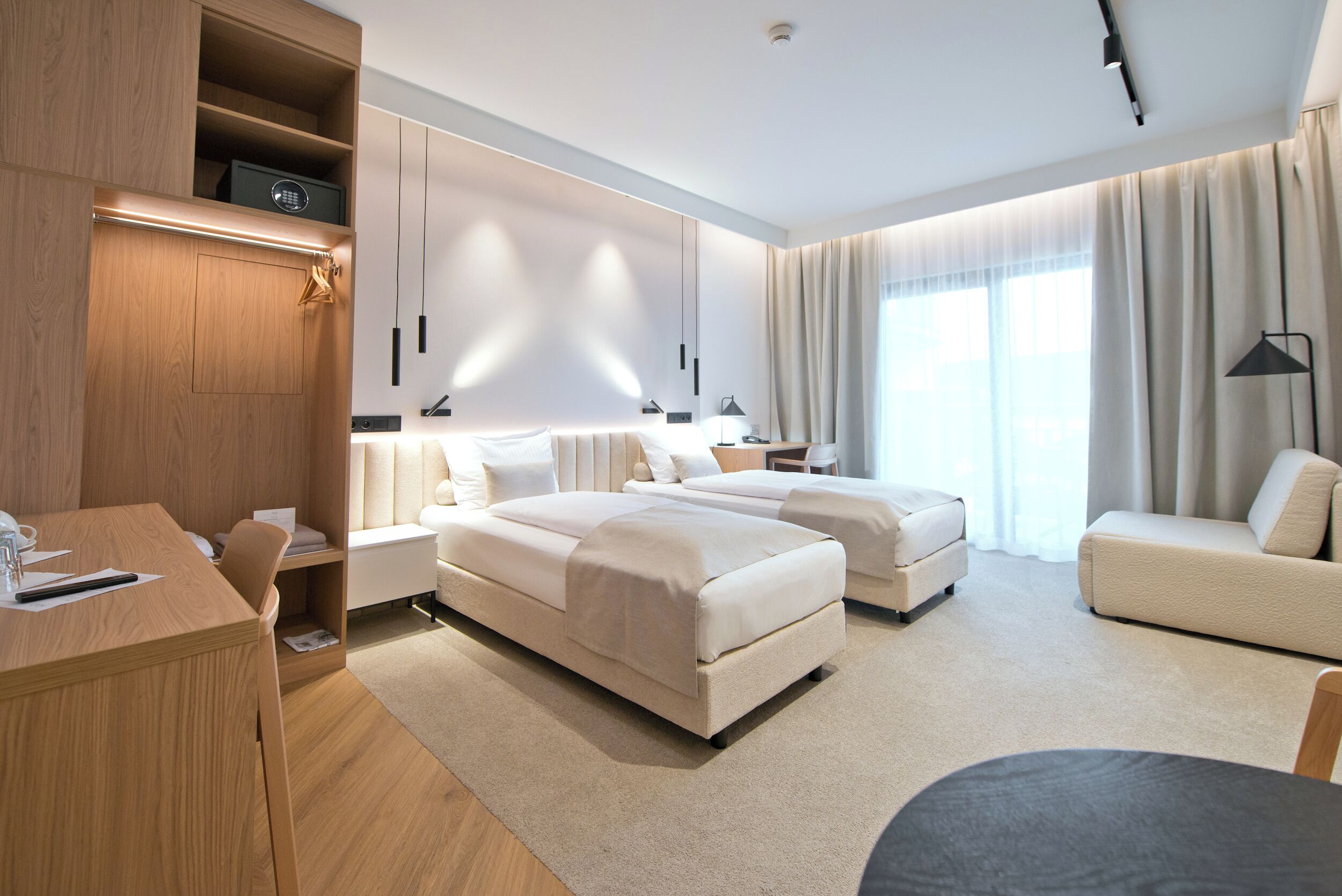 Deluxe Twin kamer | Bedden met traagschuimmatrassen, een minibar, een kluis op de kamer