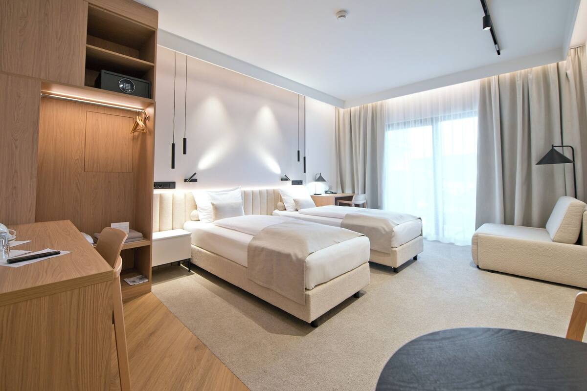 Deluxe-Zweibettzimmer | Betten mit Memory-Foam-Matratzen, Minibar, Zimmersafe, Schreibtisch