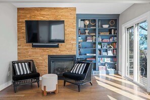 TV, DVD player, offices - Clawfoot Tub, Next to Monastery Wedding Venue, 3BR (Cincinnati)