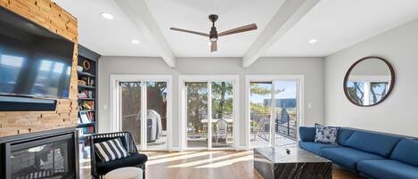 Televisión, reproductor de DVD y oficina