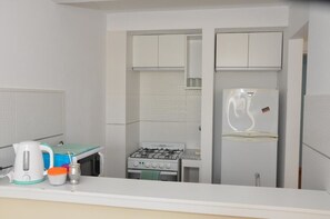 Grand réfrigérateur, micro-ondes, four, cuiseur de riz