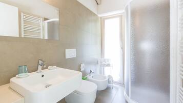 Suite | Kamar mandi | Shower, pengering rambut, kloset, dan handuk