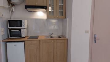 Fridge, microwave, cookware/dishes/utensils