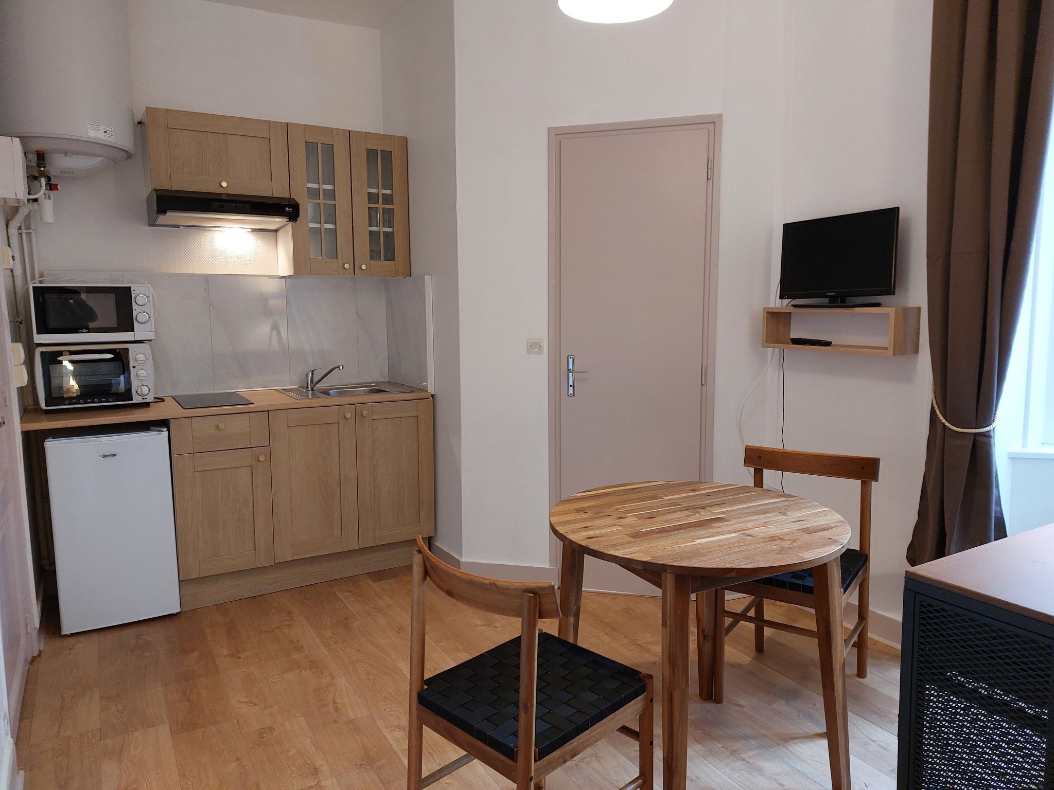 Kühlschrank, Mikrowelle, Kochgeschirr/Geschirr/Besteck
