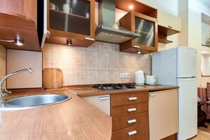 Apartamento | Cozinha privada | Geladeira grande, micro-ondas, cooktop, chaleira elétrica