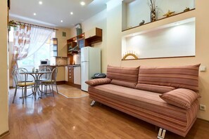 Apartamento | Área de estar | TV LED 40 polegadas com canais a cabo, TV, DVD player