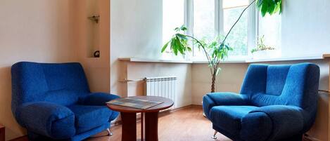 公寓 | 起居區 | 40-吋LED 液晶電視、有線頻道、電視、 DVD 播放機