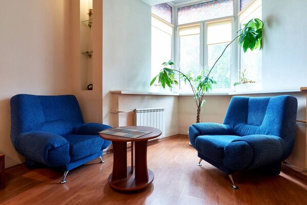 Apartamento | Área de estar | TV LED 40 polegadas com canais a cabo, TV, DVD player