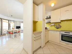 Fridge, oven, dishwasher, cookware/dishes/utensils