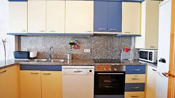 Een koelkast, een magnetron, een oven, een vaatwasser