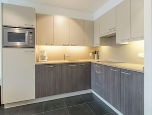 Kühlschrank, Geschirrspüler, Kochgeschirr/Geschirr/Besteck