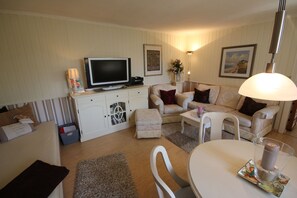 Appartement, terras | Woonkamer | Een flatscreentelevisie en een dvd-speler