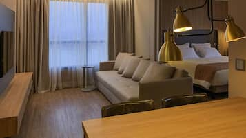 Suite (Master) | Minibar, in-room safe, laptop workspace, blackout drapes