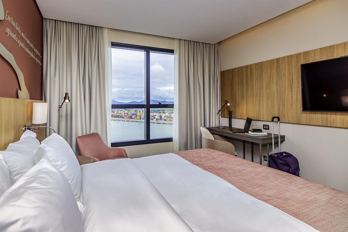 Minibar, in-room safe, laptop workspace, blackout drapes