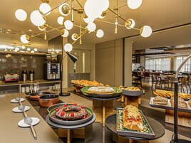 Café da manhã continental todos os dias (BRL 76 por pessoa) 