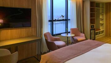 Minibar, in-room safe, laptop workspace, blackout curtains
