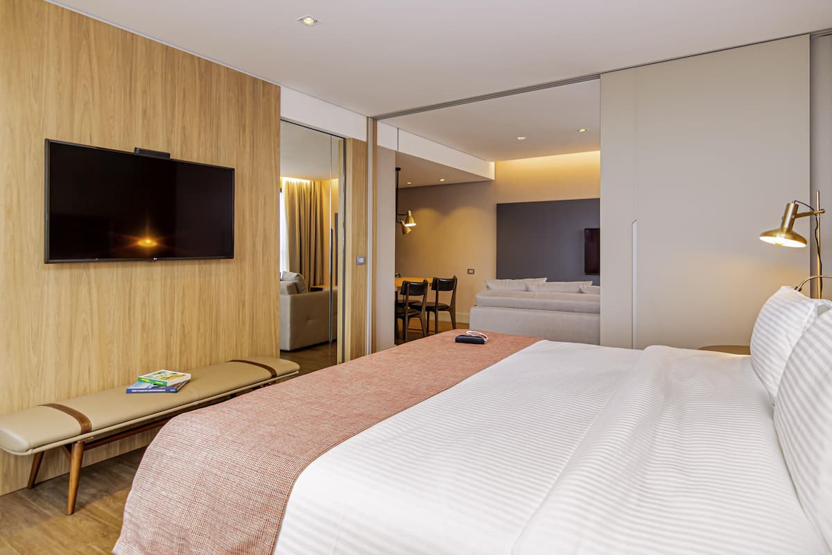 Suite (Master) | Minibar, in-room safe, laptop workspace, blackout drapes