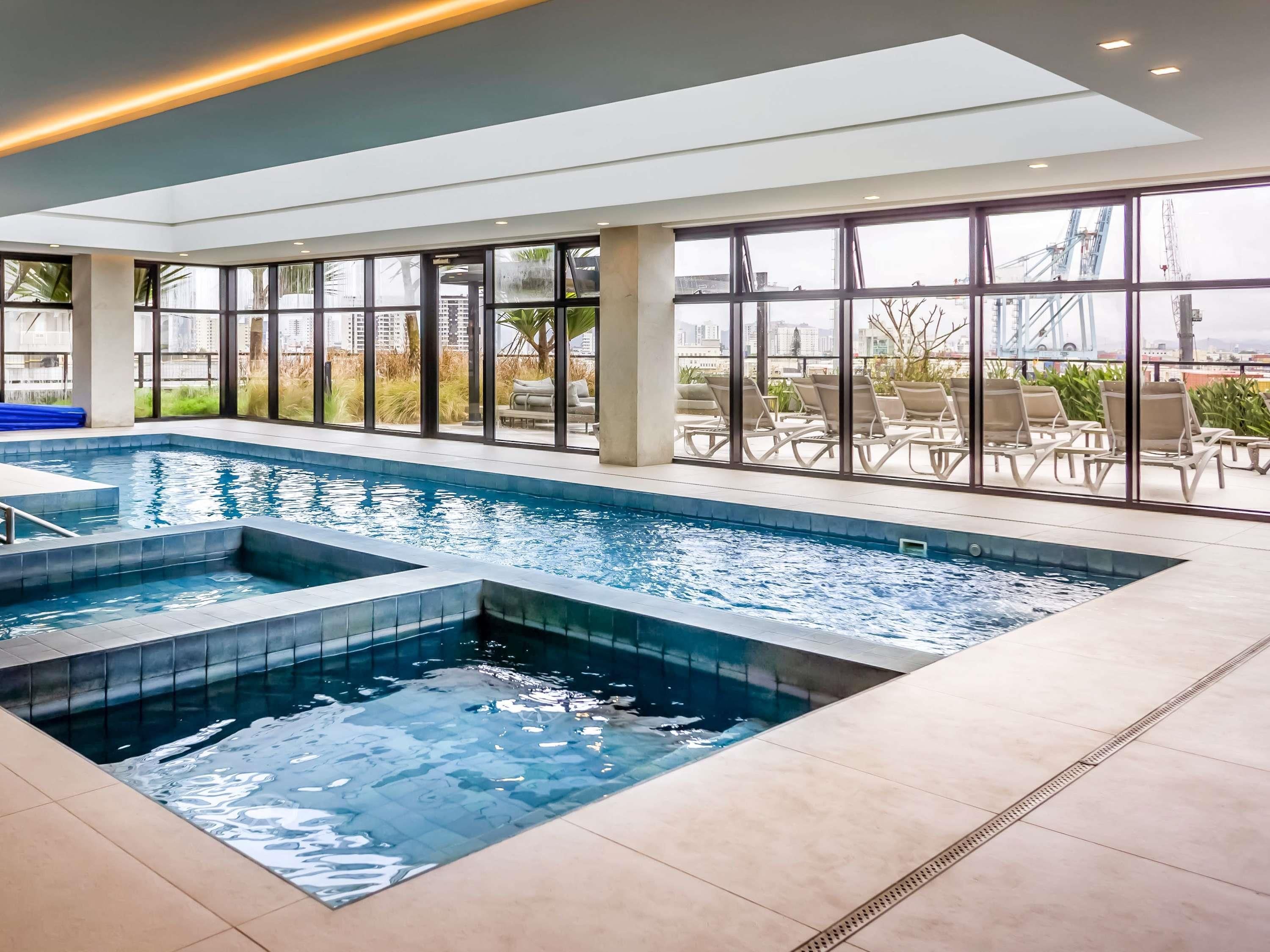 Una piscina cubierta