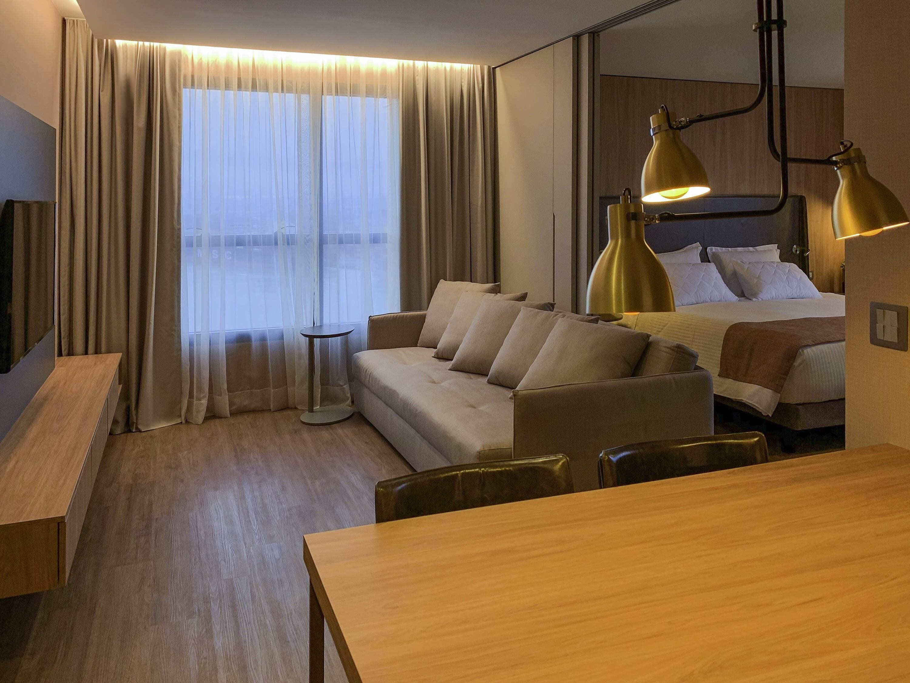 Suite (Master) | Minibar, in-room safe, laptop workspace, blackout drapes