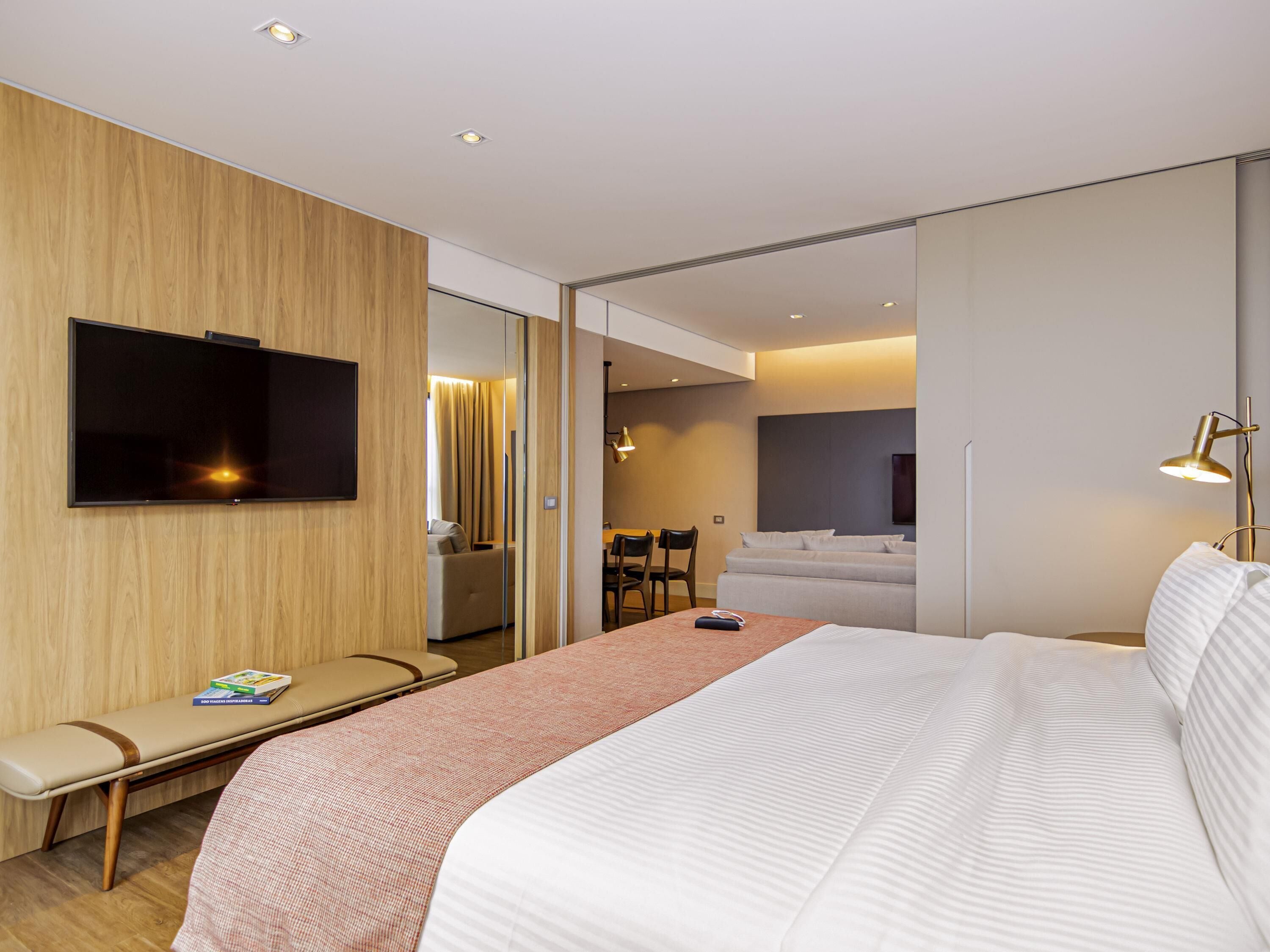 套房 (Master) | 迷你吧、客房内保险箱、笔记本电脑工作区、遮光窗帘