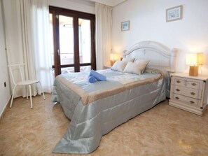 2 bedrooms, iron/ironing board, WiFi