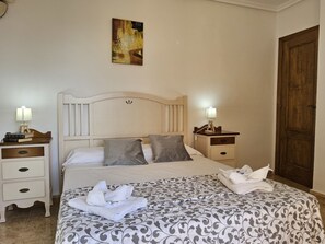 3 habitaciones, escritorio, tabla de planchar con plancha y wifi 