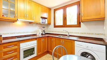 Frigorífico, microondas, horno y tostadora