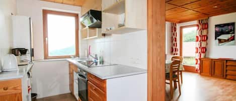 Réfrigérateur, four, batterie de cuisine, vaisselle et ustensiles