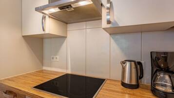 KĂŒhlschrank, Ofen, GeschirrspĂŒler, Kochgeschirr/Geschirr/Besteck