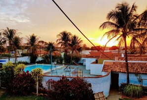 Kolam renang outdoor, dengan payung kolam renang dan kursi berjemur